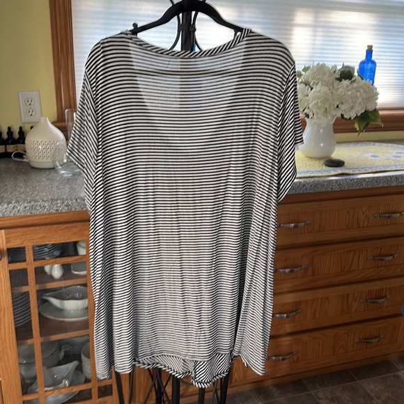 Graphic stripe top - Picture 3 of 3